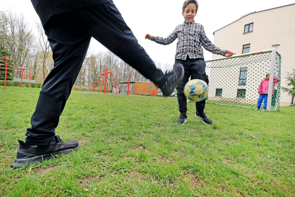 Die Don-Bosco-­Wohngruppe „Start ins Leben“ im sächsischen Limbach-­Oberfrohna hat einen großen Garten, in dem sich die ­Kinder austoben können.