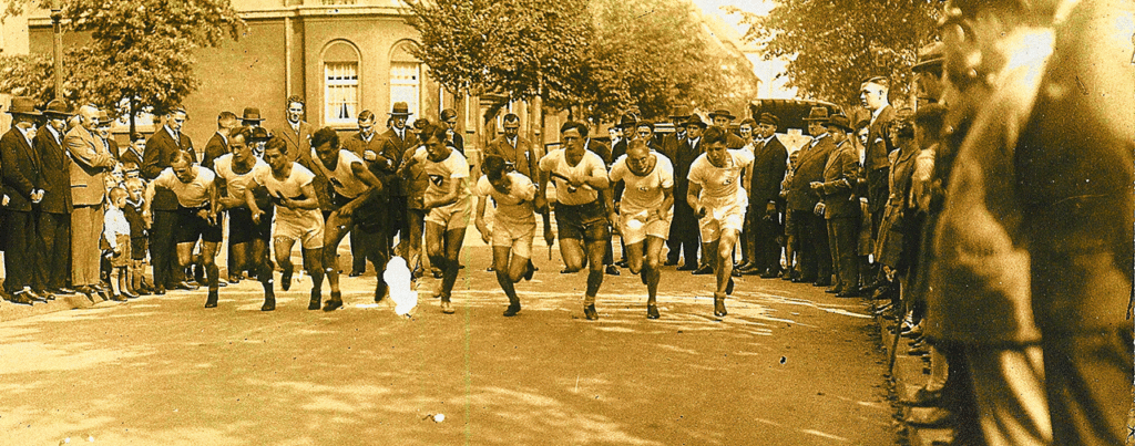 Start frei zum Staffellauf in der östlichen Innenstadt. Das Foto stammt aus den 1930er-­Jahren.