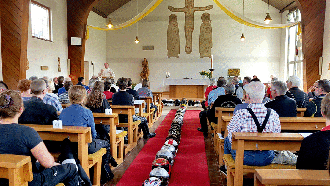 Beim traditionellen Gottesdienst in der Gemeinde St. Konrad in Grävenwiesbach mit Diakon Markus ­Simon wird auch das Kreuz aus Helmen gelegt. (Foto: Holtgreve)