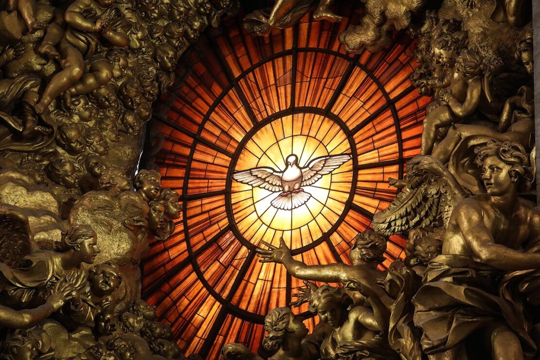 Ein Glasfenster mit der Darstellung des Heiligen Geistes als Taube im Vatikan. (Foto: KNA)