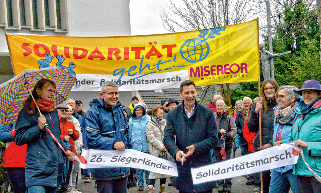 Dechant Karl-Hans Köhle und der Siegener Landrat Andreas Müller eröffneten den Siegerländer Solidaritätsmarsch, der stolze 22.085 Euro Erlös für Entwicklungshilfeprojekte einbrachte. (Foto: Eine-Welt-Kreis)