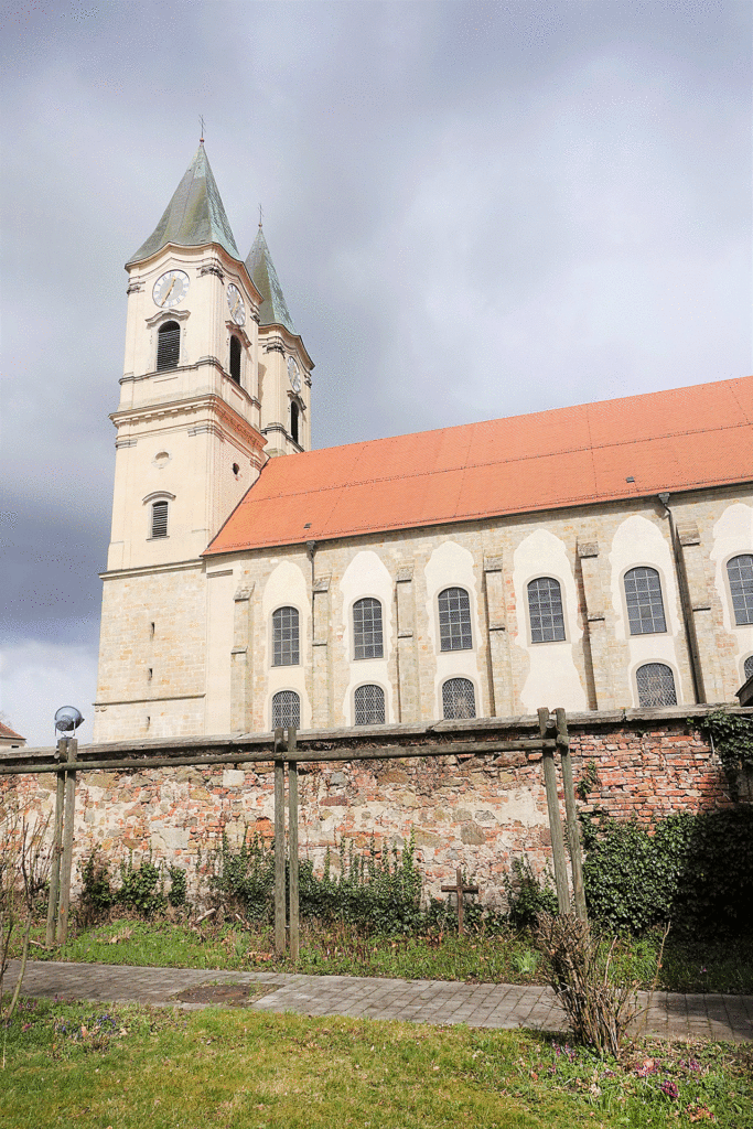 Startpunkt des Gunthersteigs ist Niederalteich mit seiner barocken Basilika.