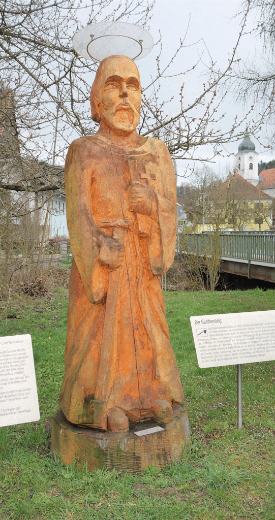 Moderne Holzskulptur des heiligen Gunther am Dorfrand von Auerbach.