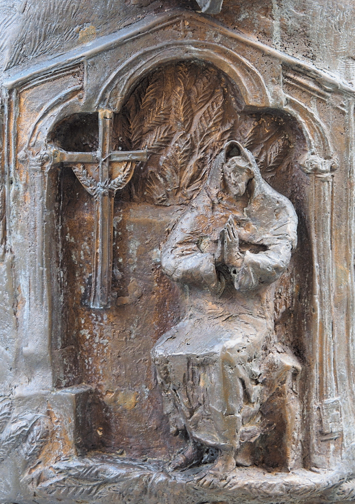 Der heilige Gunther betend als Einsiedler; Motiv auf dem bronzenen Guntherbrunnen in Niederalteich.