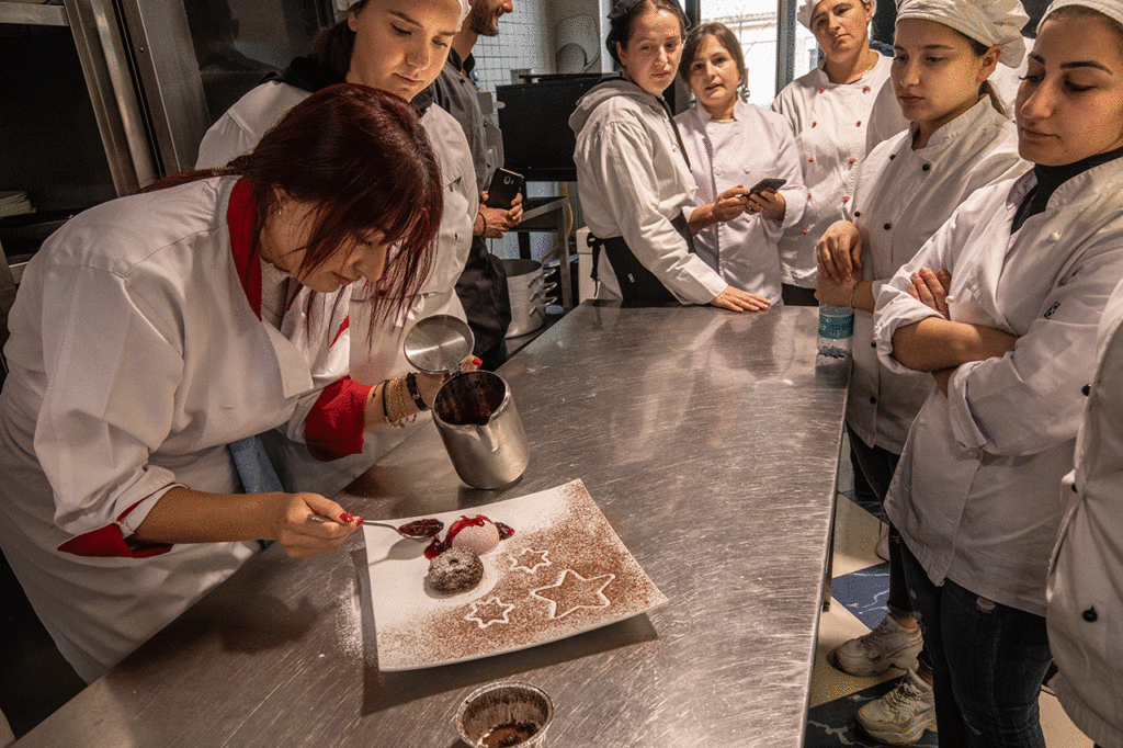 Vorbereitung auf die Gastronomie in der Lehrküche in Lezhë.