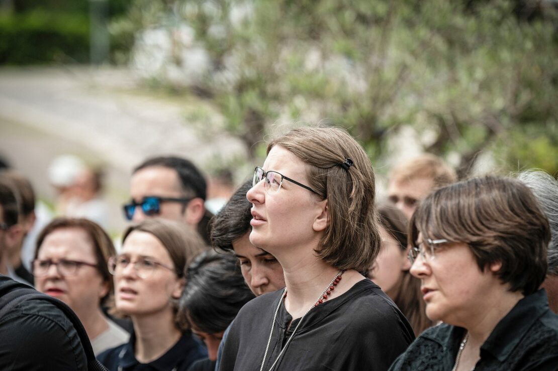 Während Franziskus in der Kapelle der Gemelli-­Klinik betete, versammelte sich eine kleine Gruppe von Gläubigen vor dem Krankenhaus. (Foto: KNA)