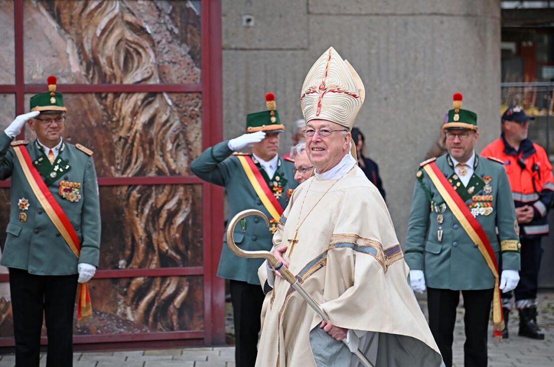 Mitte Oktober vergangenen Jahres wurde Hans-­Josef Becker als Erzbischof von Paderborn verabschiedet (Foto). Nach einer Krankheitsphase nimmt der Emeritus wieder Termine wahr. (Foto: Patrick Kleibold)