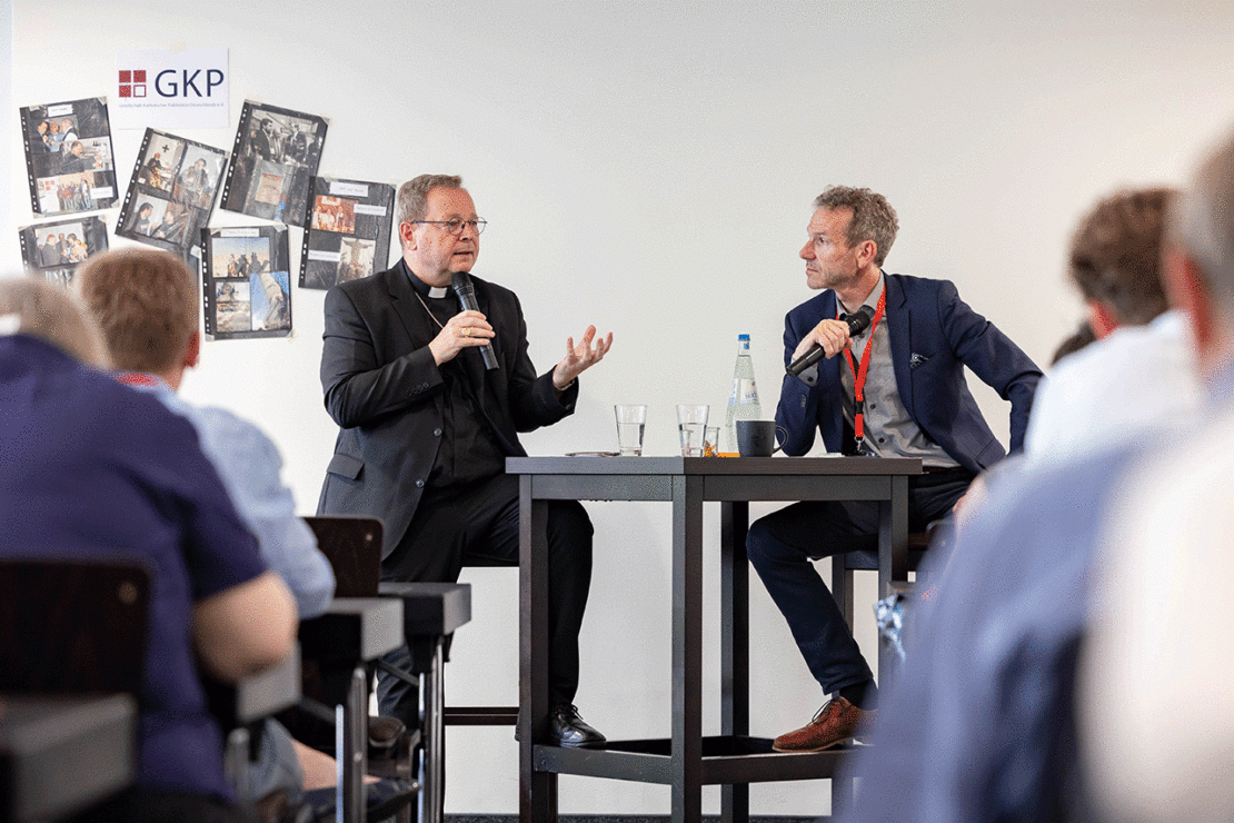 Anlässlich des GKP-­Jubiläums kam der Vorsitzende der Bischofs­konferenz, Bischof Georg Bätzing, zum Hintergrundgespräch, das ­Joachim Frank moderierte. (Foto: Christian Klenk/GKP)