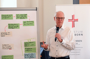 Pfarrer Georg Schröder präsentiert die Ergebnisse seiner Gruppe.