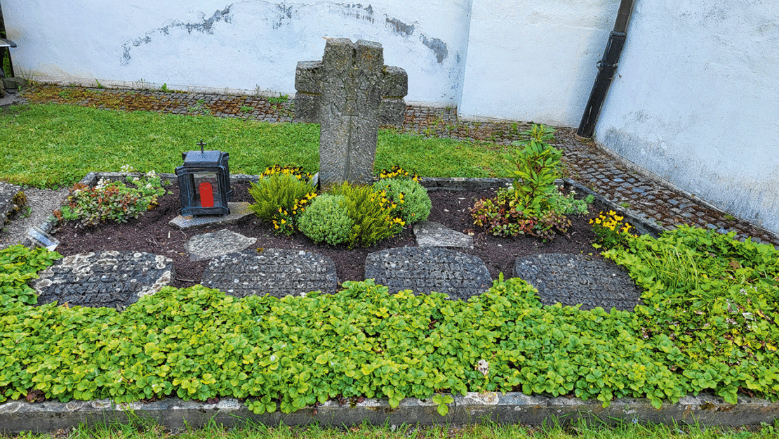 In der Priestergruft in Lenne wurde der linke Grabstein des vor 50 Jahren gestorbenen beschuldigten Pfarrers auf Beschluss der ­Gemeinde entfernt. (Foto: Kirchengemeinde St. Vincentius Lenne)