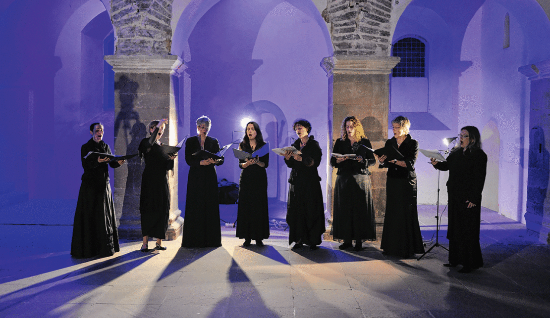 Konzertierte im Rahmen des Klostersommers 2023 in der Abtei­kirche Marienfeld: das Frauenvokalensemble „canta filia“.
