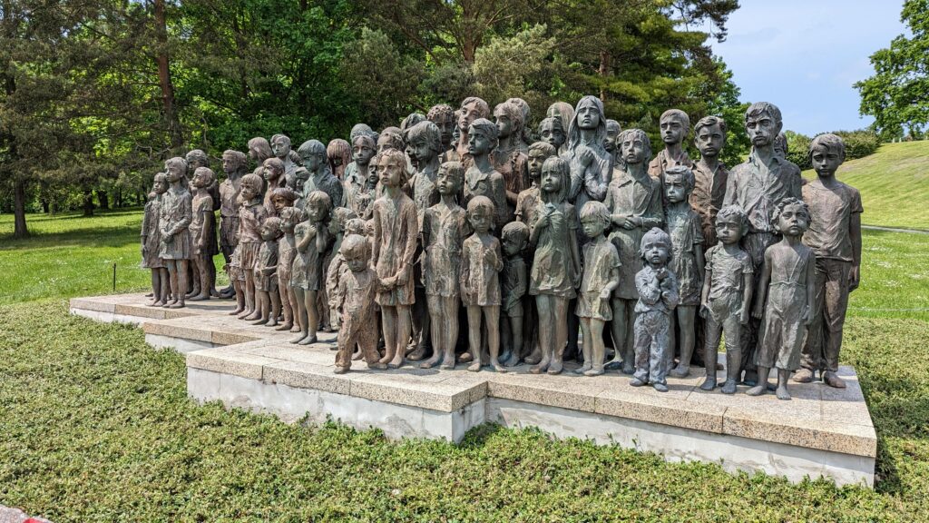 In Lidice wurde von deutschen Besetzern ein riesiges Massaker verübt. Das Denkmal soll an die Kinder erinnern, die Opfer des Krieges geworden sind. (Foto: Schnittger)
