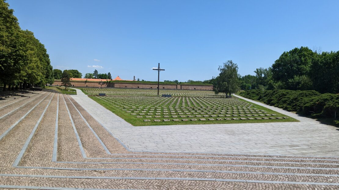 Auf der Gedenkstättenfahrt nach Tschechien haben die Teilnehmer den Nationalfriedhof vor der kleinen Festung Theresienstadt besucht. (Foto: Schnittger)