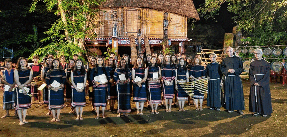 Ein Tanzgruppe vor dem Dorfhaus (Nha Rong). (Fotos: Chi Thien Vu ofm)