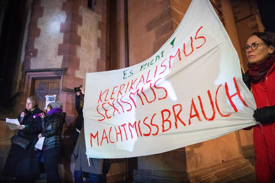 Immer wieder kommt es zu Demonstrationen – hier vor dem Frankfurter Kaiserdom – gegen Klerikalismus, Sexismus, Machtmissbrauch ­innerhalb der katholischen Kirche. (Foto: KNA)