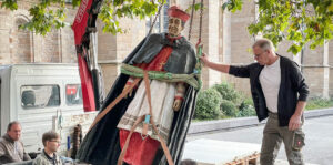 Die Statue von Kardinal Franz Hengsbach, emeritierter Bischof von Essen, ein Werk der Künstlerin Silke Rehberg, wird aufgrund von Missbrauchsvorwürfen abgebaut, am 25. September 2023 auf dem Domplatz in Essen. (Foto: KNA)