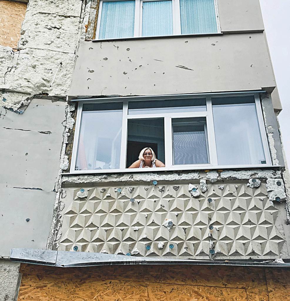 Vielerorts sind Häuser wie dieses in ­Pivnichna ­Saltivka durch den Krieg beschädigt. Die ukrai­nische Caritas-­Spes hilft mit Unterstützung des Diözesan-­Caritasverbandes Paderborn beim Reparieren und Renovieren. (Foto: Caritas-Spes)
