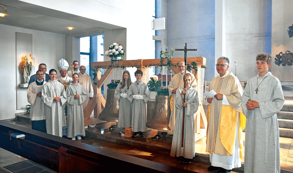 Eine Glockenweihe ist ein seltenes Ereignis. Alle Beteiligten rund um den Weihbischof stellten sich zu einem Erinnerungsfoto auf.