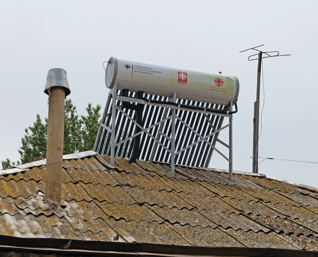 Mit deutscher Unterstützung werden Solaranlagen, die warmes Wasser liefern, auf die Dächer von bedürftigen Familien gesetzt. Die Sonneneinstrahlung in Armenien ist hoch, in den Boilern werden 300 Liter Wasser erhitzt.