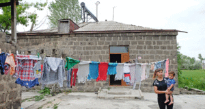 Zu sechst lebt Familie ­Mekhakyan in dem kleinen Haus, das die Urgroßeltern des Mannes 1920 gebaut haben und das seine Eltern 1972 erweitern konnten.