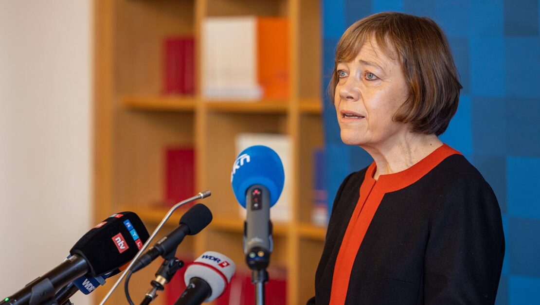Die Ratsvorsitzende der Evangelischen Kirche in Deutschland, Annette Kurschus, hat ihren Rücktritt erklärt. Sie reagiert damit auf Vertuschungsvorwürfe.