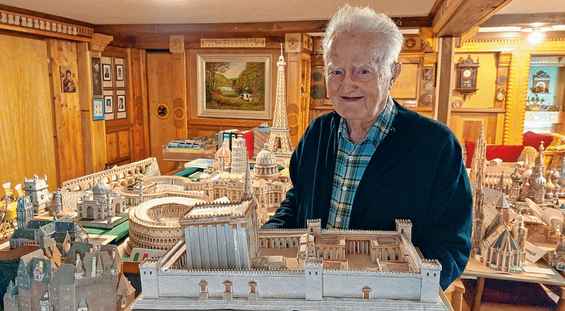 Der 93-jährige Willy Kebben zeigt den erst kürzlich fertiggestellten jüdischen Tempel von Jerusalem. Das Bild entstand in der Ausstellung im unteren Teil seines Hauses in Neu-Listernohl. (Fotos: Meinolf Lüttecke)