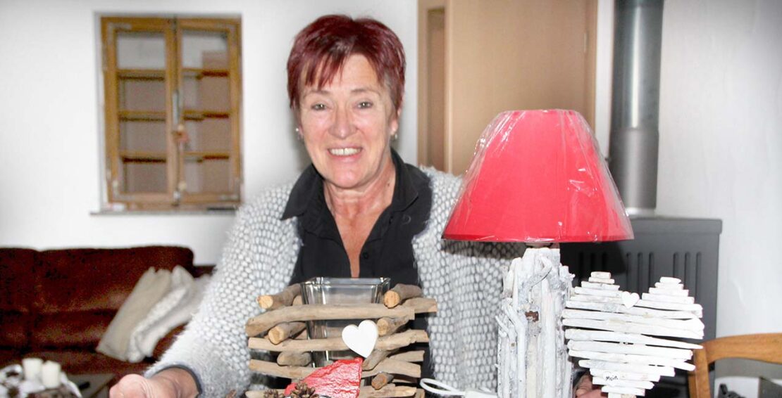 Gabi Müller aus Biekhofen bastelt aus aufgesammeltem Treibholz Deko, die sie auf Weihnachtsmärkten anbietet. (Fotos: Lüttecke)