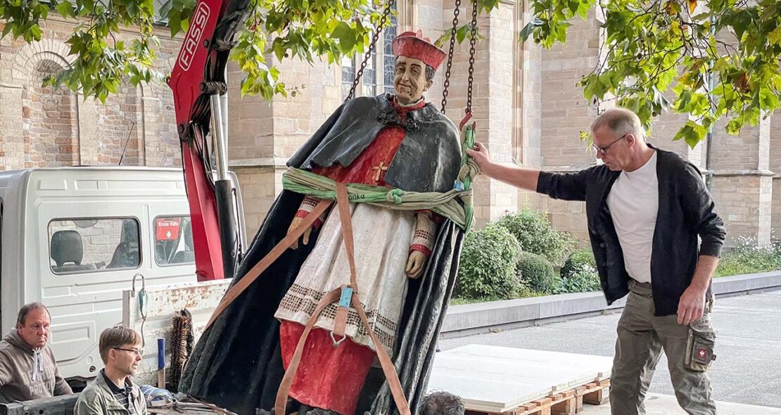 Ein weiteres Denkmal kam zu Fall: Die Statue von Kardinal Franz Hengsbach, emeritierter Bischof von Essen, wird aufgrund von ­Missbrauchsvorwürfen am 25. September 2023 auf dem Domplatz in Essen abgebaut. (Foto: Olaf Biernat/KNA)