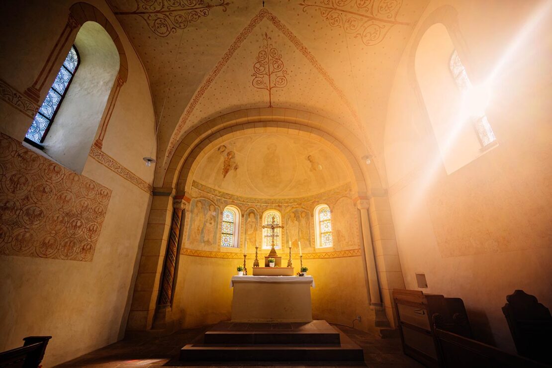 „Kirchen können auch außerhalb der Gottesdienste wie kaum andere Räume besondere Orte der adventlichen Stille sein, ein Schatz, der an vielen Orten noch mehr genutzt werden könnte.“ (Foto: Besim Mazhiqi)