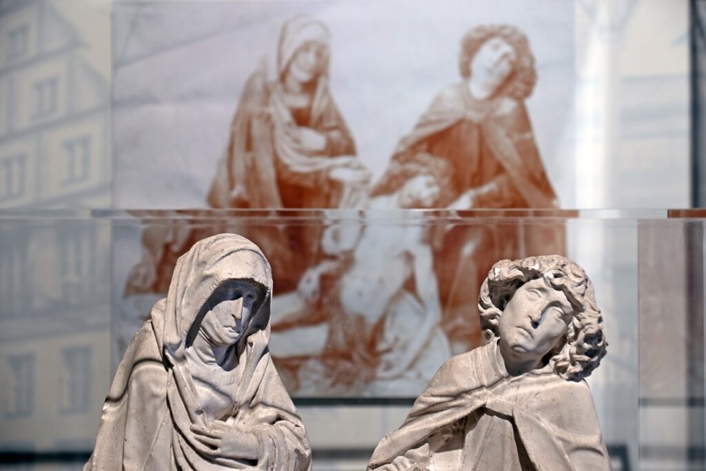 Die Figurengruppe „Beweinung Christi“ von Tilmann Riemenschneider wurde Anfang des 20. Jahrhunderts gefertigt. Im Stadt- und Kunstmuseum „Wiedenbrücker Schule“ sind viele weitere Kunstwerke aus den Jahren 1854 bis 1930 zu sehen. (Fotos: Patrick Kleibold)