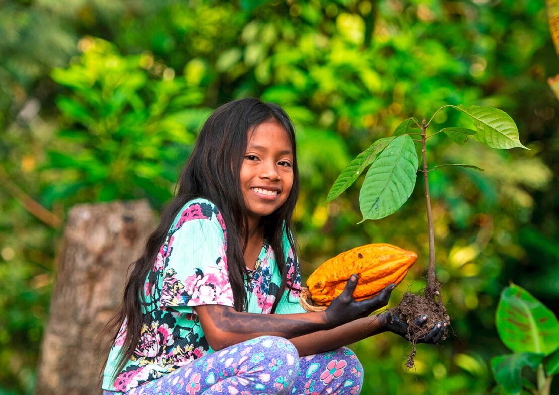 Valeria (10) ist das Mädchen auf dem diesjährigen Plakat zur Sternsinger­aktion. Mit ihrer Familie lebt sie in ­Santa ­Sofía, einem kleinen Dorf in Kolumbien, mitten im Amazonas-­Regenwald. (Foto: Kindermissionswerk)