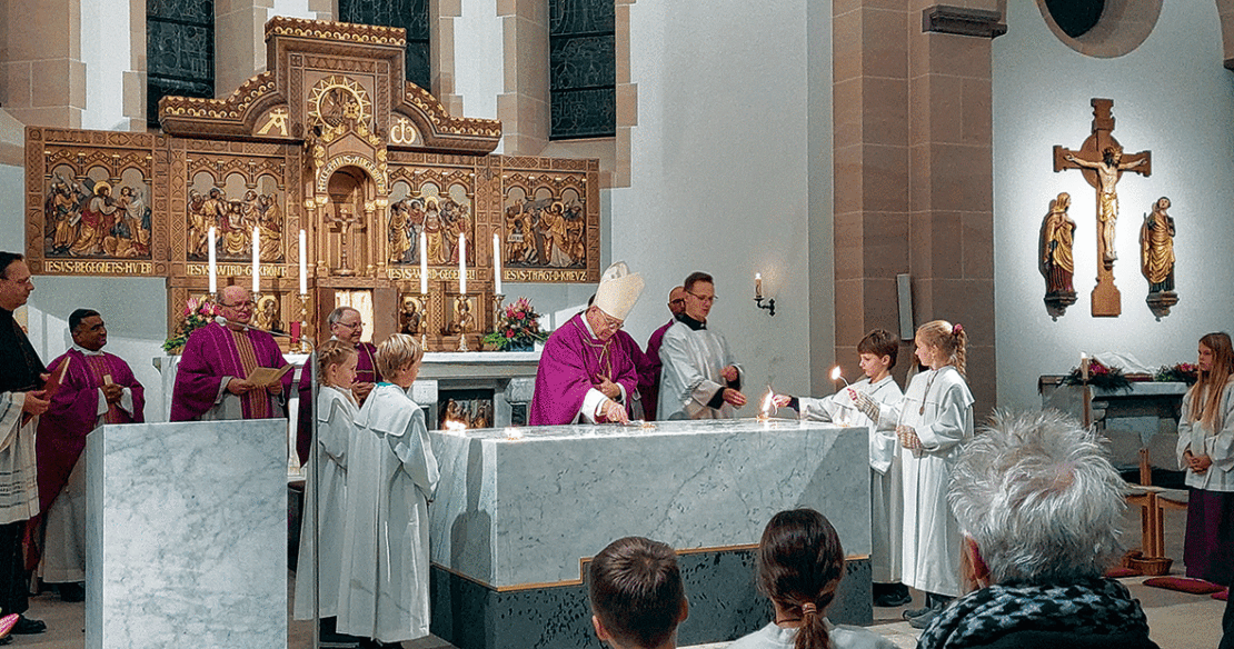 Weihbischof Matthias König salbte den neuen, von Bildhauer ­Mat­thias Eder aus Leonberg geschaffenen Altar. Die Messdiener durften den Weihrauch anstecken. (Fotos: Lüttecke)