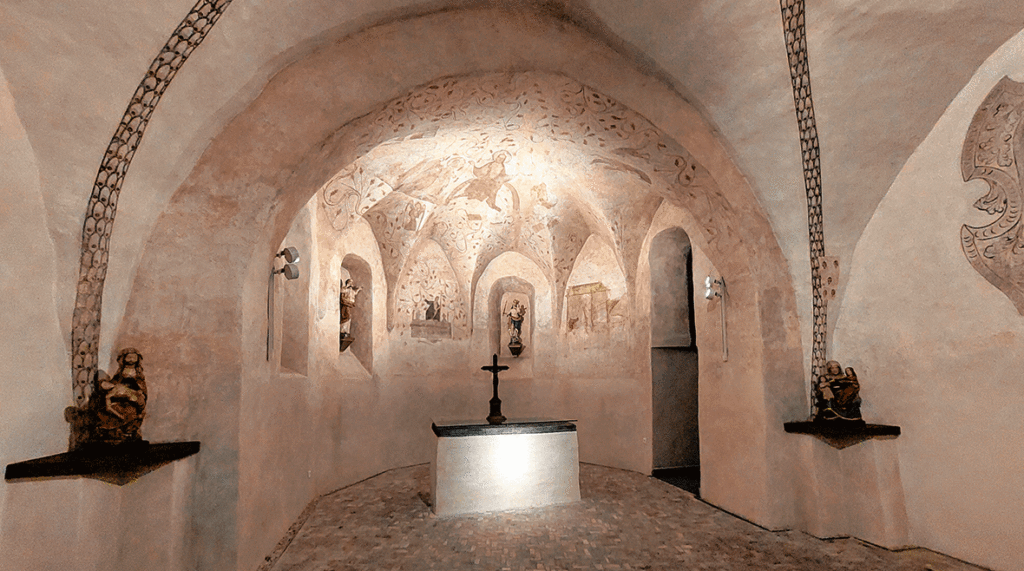 Im alten, aus dem 14. Jahrhundert stammenden Teil der Kirche St. Jodokus wurde die historische Erstbemalung der Gewölbekappen res­tauratorisch vorsichtig gereinigt. Der kleine, in die Pfarrkirche inte­grierte Gottesdienstraum hat einen eigenen Zugang und eine separate Heizung. Er soll für Werktagsmessen genutzt werden.