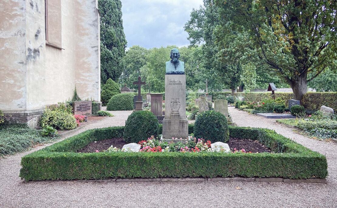 Das Grab des Dichters in Corvey. Der Schöpfer des „Liedes der Deutschen“ hatte dort seine letzten ­Lebensjahre in der Bibliothek gearbeitet. (Foto: KNA)