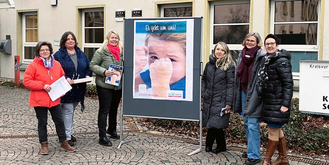 Vor dem Kreishaus in Soest machten Vertreterinnen der katholischen WIR-­KITAs Hellweg auf die prekäre Situation in den Kinder­tageseinrichtungen aufmerksam. (Foto: Kita gem. GmbH Hellweg)