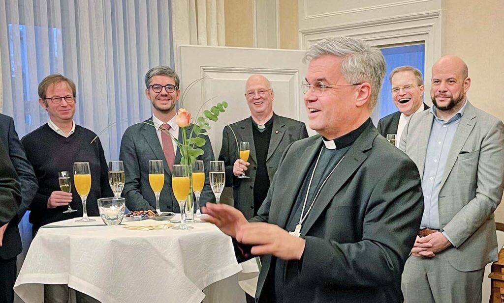 Der ernannte Erzbischof Udo Markus Bentz wurde auf dem Neujahrsempfang vom Dekanatsklerus freudig willkommen geheißen. (Foto: Erzbistum Paderborn)
