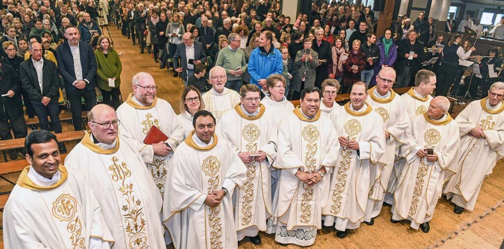 Zahlreiche Geistliche nahmen am Festhochamt zur Gründung des pastoralen Raumes teil. Der Gottesdienst wurde in der Westönner Schützenhalle gefeiert.