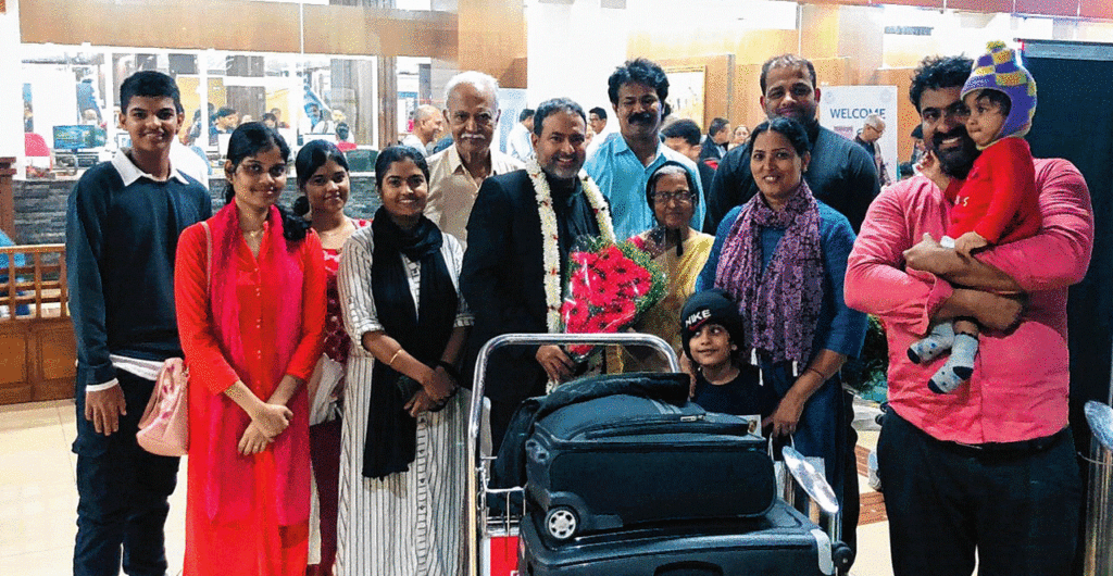 Am Flughafen Kochi in Kerala wurde der ehemalige Marsberger ­Vikar von seiner Familie in der Heimat willkommen geheißen.