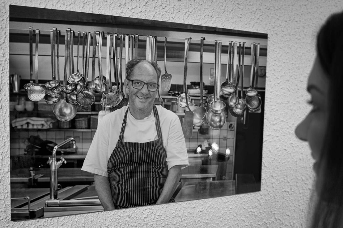„Da ich mich an meinem Arbeitsplatz in der Küche des Hauses sehr wohlfühle, wollte ich auch hier fotografiert werden.“ Jörg Piontek arbeitet als Koch im Heinrich-Lübke-­Haus und freut sich über die Idee, die Menschen hinter den Kulissen darzustellen. (Foto: privat)