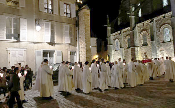 Mehr als 100 Gläubige aus dem Erzbistum Paderborn besuchen das französische Partnerbistum Le Mans zum Juliansfest.