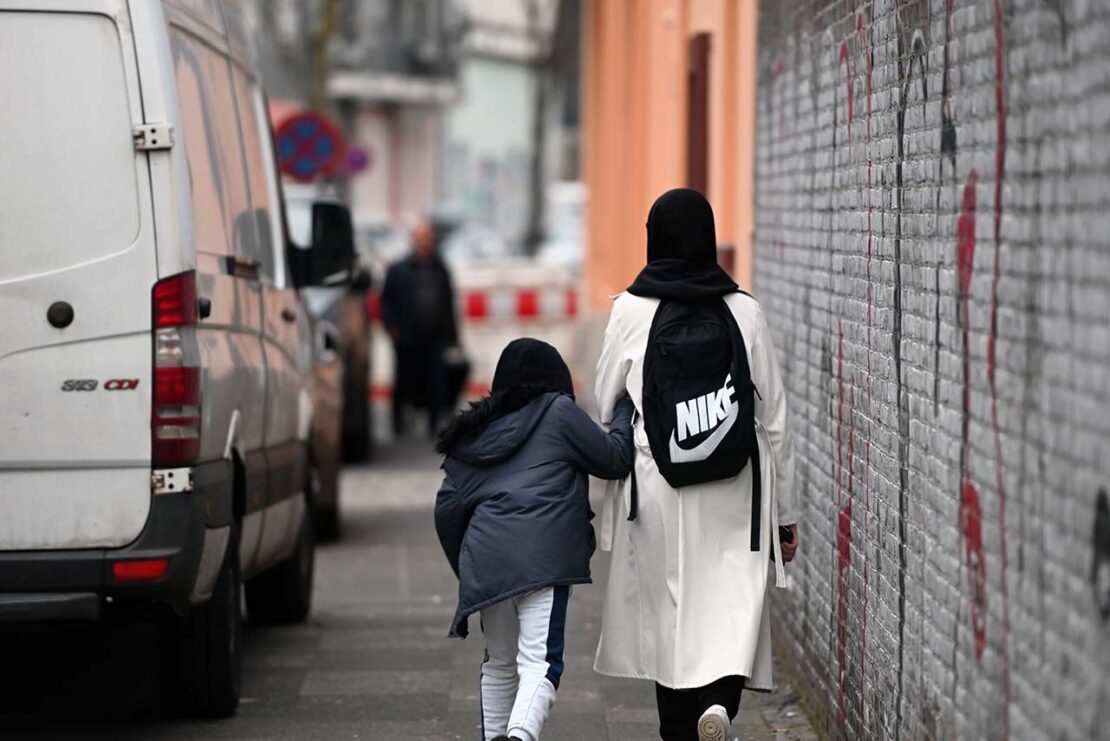 Mit Kopftuch, Kind und Nike-Rucksack: Wer die Situation im „Stadtbezirk Nord“ nur durch die Klischee-­Brille betrachtet, wird ihr nicht gerecht. (Fotos: Patrick Kleibold)
